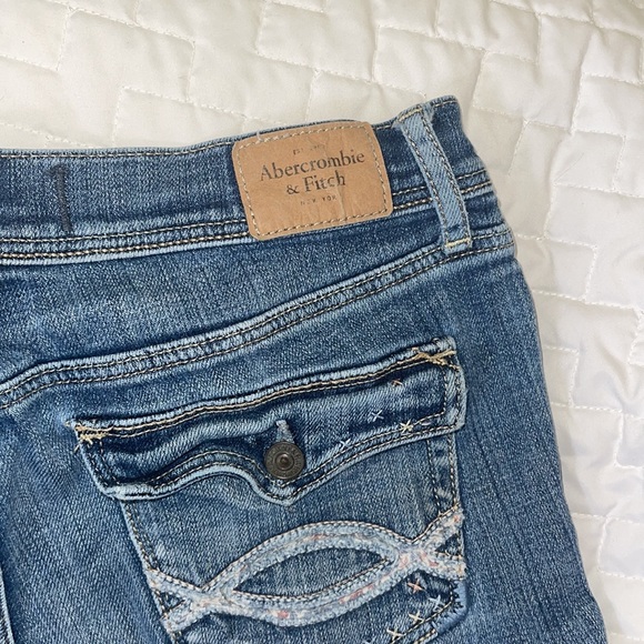 Free with any purchase 10$ or more. Abercrombie distressed Jean Short Size 28 - Picture 5 of 6